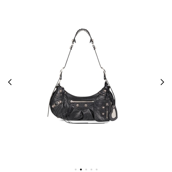WOMEN'S LE CAGOLE SMALL SHOULDER BAG IN BLACK
CAD$ 3,500
Gold hardware - Picture 2 of 6